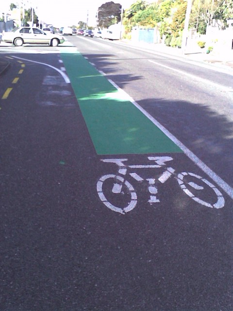 Green paint marking appearing in New Plymoth's cycle lanes: Mangorei Road/Rimu Street intersection